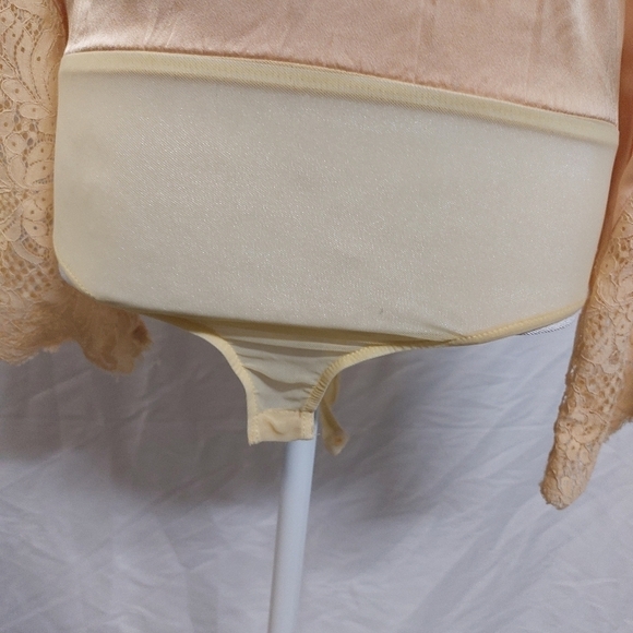 Lulu's long statement lace sleeve bodysuit soft silky v-neck yellow gold small - Picture 7 of 14